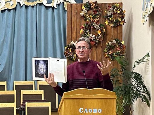 Между кафедрой и пюпитром: как миссионер Андрей Разуваев проповедует в автобусах и электричках