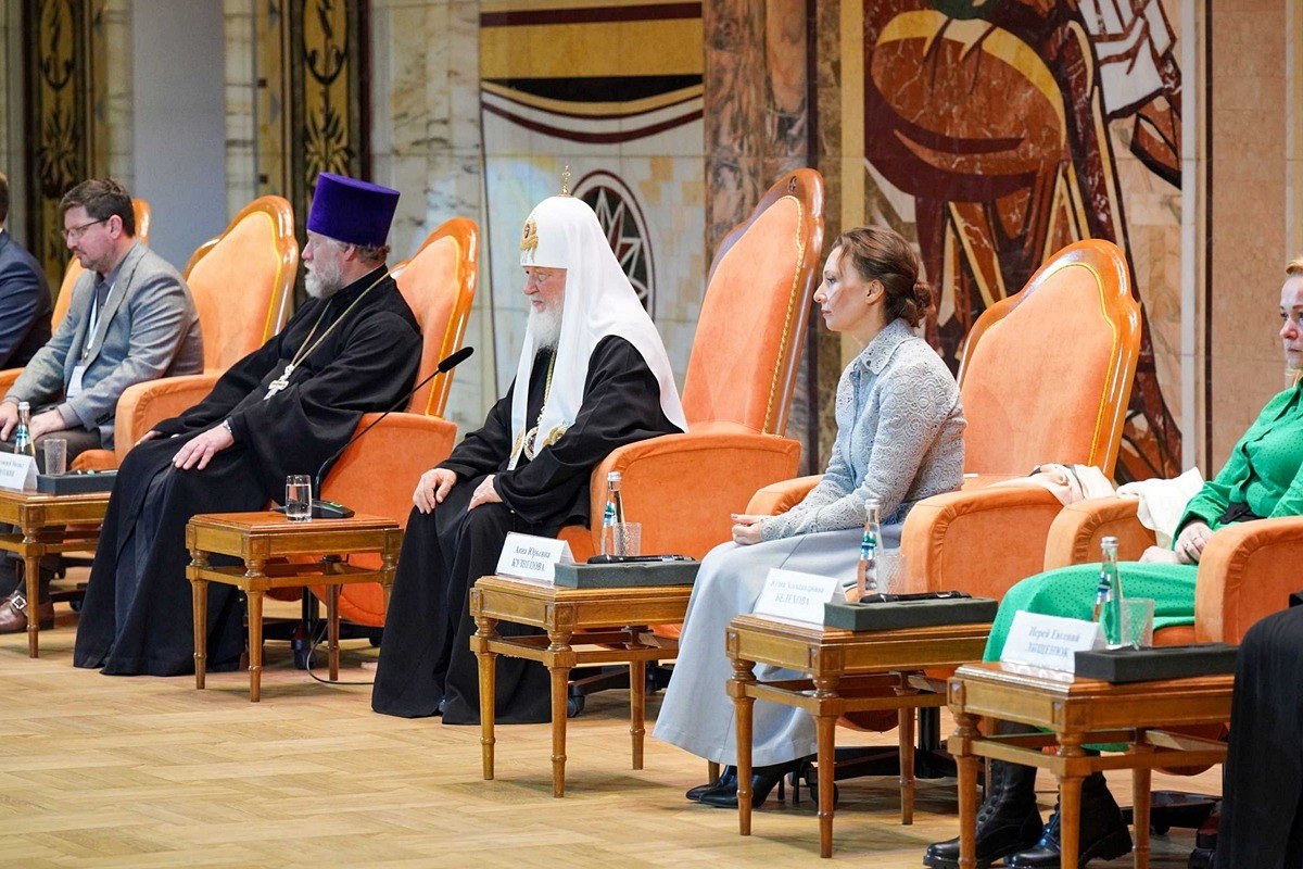 Патриарх Кирилл призвал все храмы распространять телефон церковной горячей линии социальной помощи