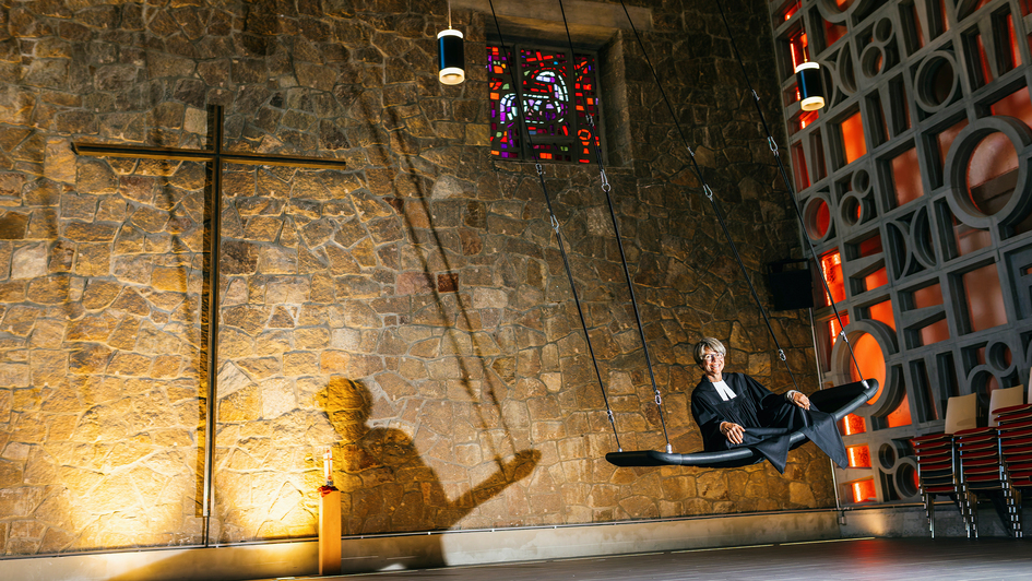 Качели в церкви: свободно и беззаботно — так близко к небу