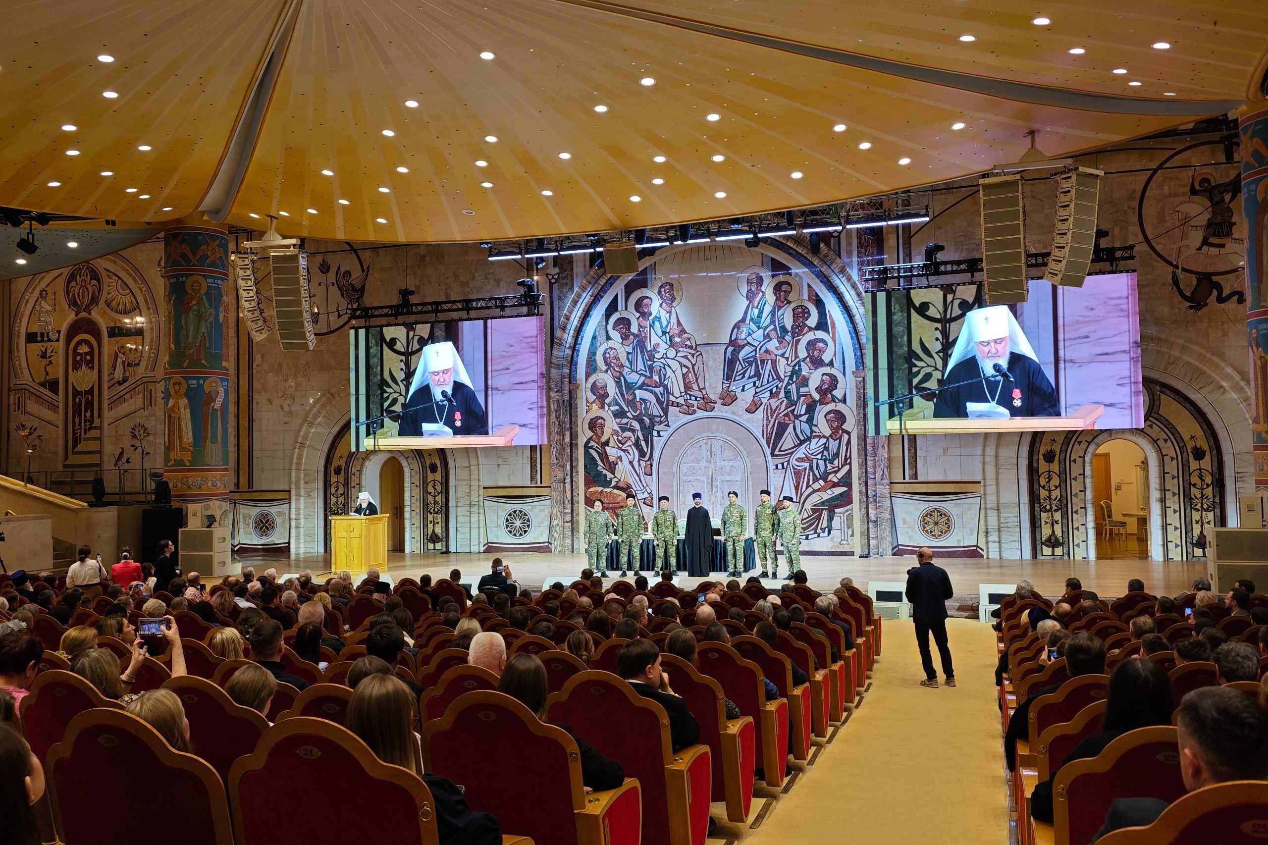 Митрополит Кирилл возглавил секцию «Народ и армия едины» в Храме Христа Спасителя