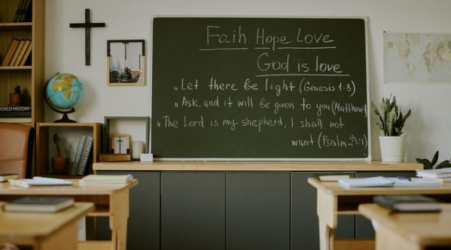 Министр образования Северной Ирландии пообещал сохранить христианские традиции в школах после судебного решения