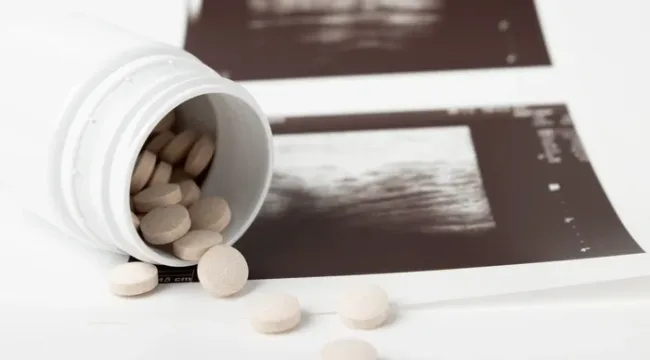 Лицензию врача приостановили после обвинений в насильственном приеме таблеток для аборта