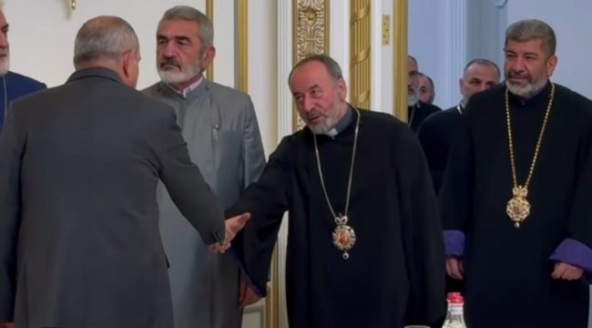 Раскол в Армянской церкви: 13 епископов выступили против католикоса Гарегина II при поддержке Пашиняна