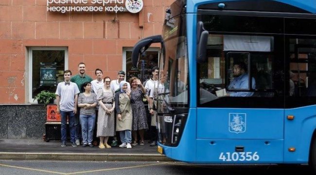 АДРА поддержала инклюзивное кафе «Разные Зёрна», где трудятся люди с ментальными особенностями