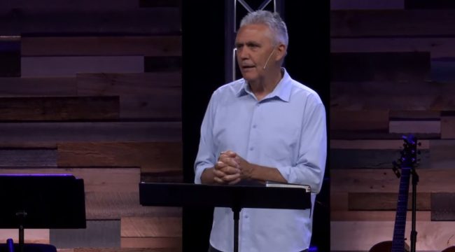 Пастор мегацеркви Брайан Коффи обвинен в халатности по делу о сексуальном насилии над несовершеннолетним