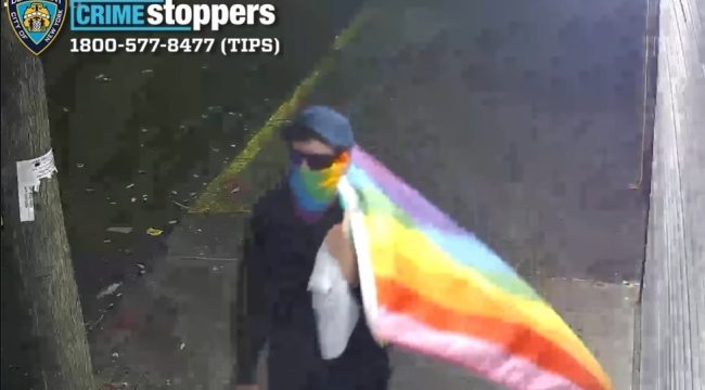 Загадочный вандал с флагом ЛГБТ осквернил три нью-йоркские церкви с «антихристианскими» надписями