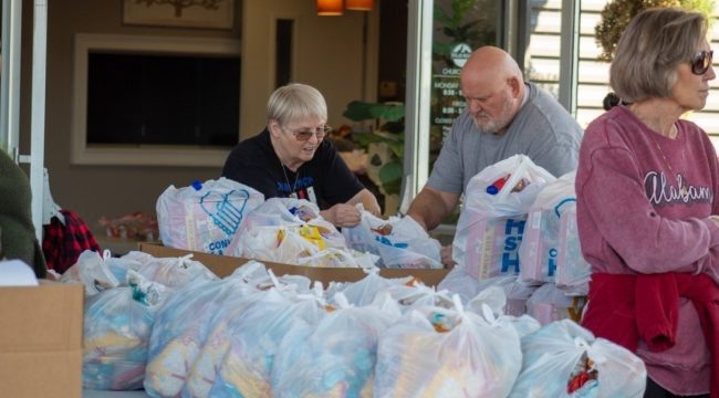 «Это любовь в действии»: Церковь раздала продуктовые наборы 400 нуждающимся семьям