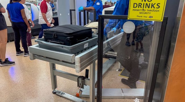 Сотрудник TSA подал в суд на МВБ из-за запрета на досмотр женщин