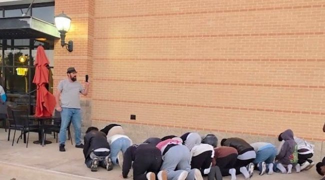 Уличный проповедник из Техаса назвал 'мирной' конфронтацию с молящимися мусульманами, вызвав гнев исламских лидеров