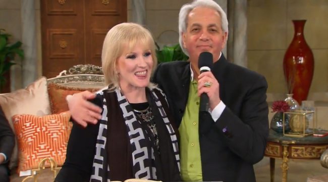 Телеевангелист Бенни Хинн и его жена Сюзанна во второй раз официально развелись