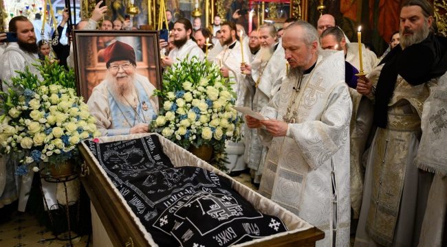 Прощание со старцем: в Пскове митрополит Вениамин возглавил отпевание 99-летнего иеросхимонаха Иоанна (Миронова)