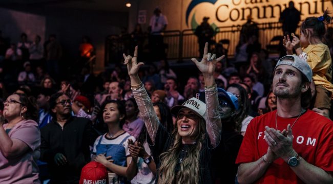 Тысячи жителей Юты посетили мемориальное мероприятие в кампусе, где погиб Чарли Кирк