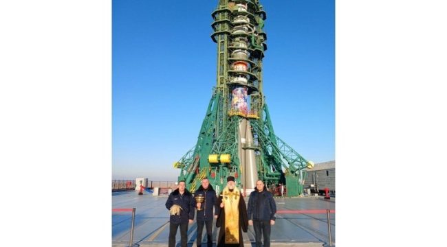 Детские рисунки и молебен: «Союз МС-28» освятили на Байконуре перед историческим запуском