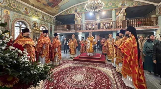 Митрополит Александр совершил Литургию в Шымкенте в день памяти новомучеников и 79-летия Патриарха Кирилла