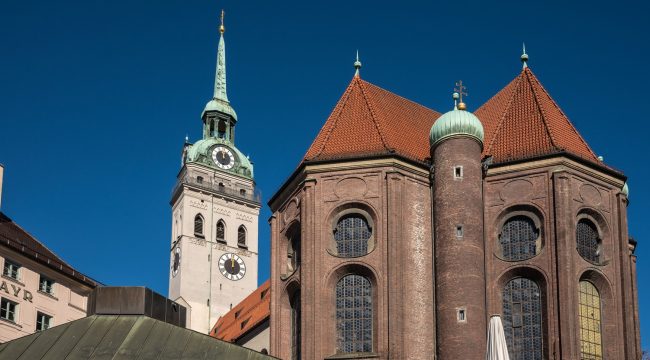 Спасение с 60-метровой высоты: женщину эвакуировали со знаменитой мюнхенской колокольни