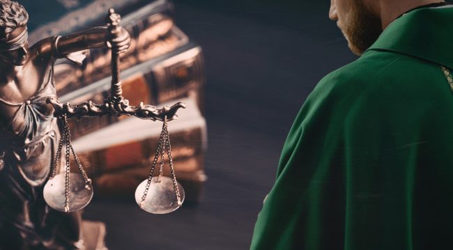 Священник предстал перед судом за систематическое пугание диакона