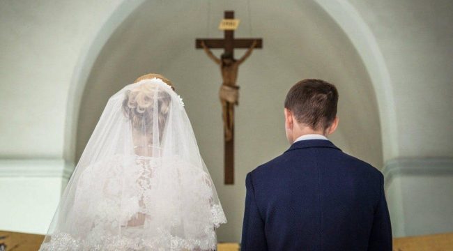 Ватикан представил новый вероучительный документ «Похвала моногамии»