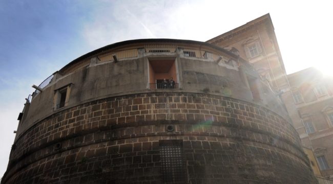 Ватикан нашел компромисс в споре о запрете браков между сотрудниками