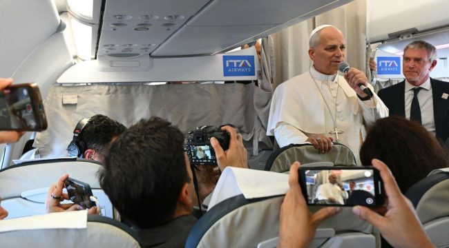 Первая пресс-конференция Папы в небе: Лео XIV высоко оценил посредническую роль Эрдогана