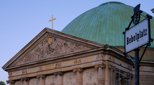 Берлинское архиепископство вводит обязательное антирасистское заявление для кандидатов