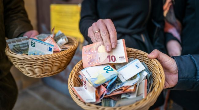 Щедрость как источник счастья: почему в декабре люди жертвуют больше