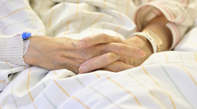 Женщины встречают смерть спокойнее мужчин: исследование похоронного бизнеса