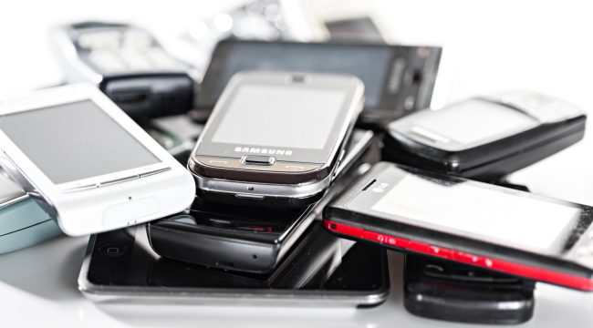 Городской декан с радостью проиграл пари: молодёжь собрала 110 кг старых телефонов