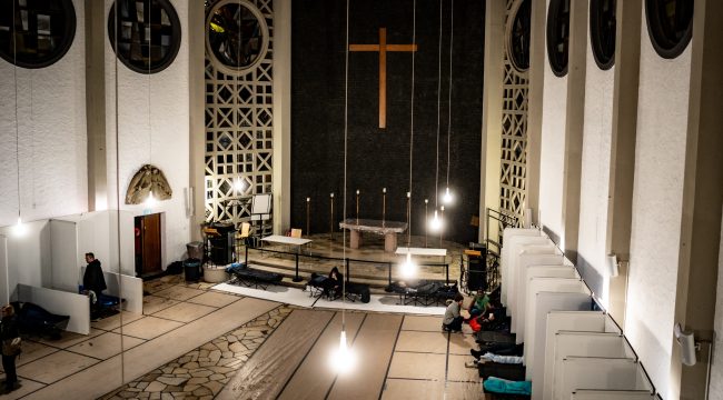 Бездомные нашли приют перед алтарем: как церковь стала ночлежкой во Франкфурте