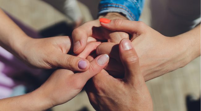 Благословение для всех?! Церковный скандал из-за освящения полиаморной семьи