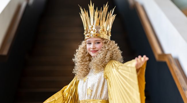 Нюрнбергский Христос-младенец в роли кикбоксера: как 16-летняя Нора Фальк совмещает боевые искусства и рождественские традиции