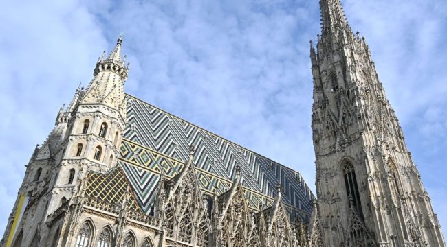 «Церковное присвоение»: 95‑летний Арнульф Райнер против выставки его «крестов» в венском соборе