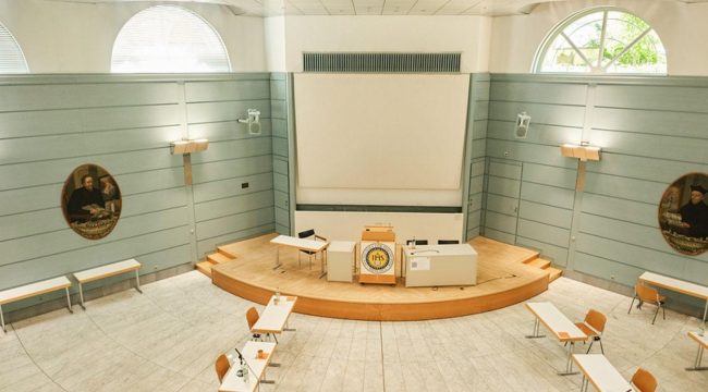 Спор о свободе науки: философский вуз отменил лекцию из-за безопасности