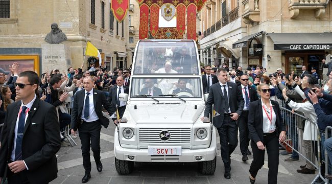 Папамобиль превратили в мобильную клинику для детей Газы, но сроки её отправки пока неизвестны