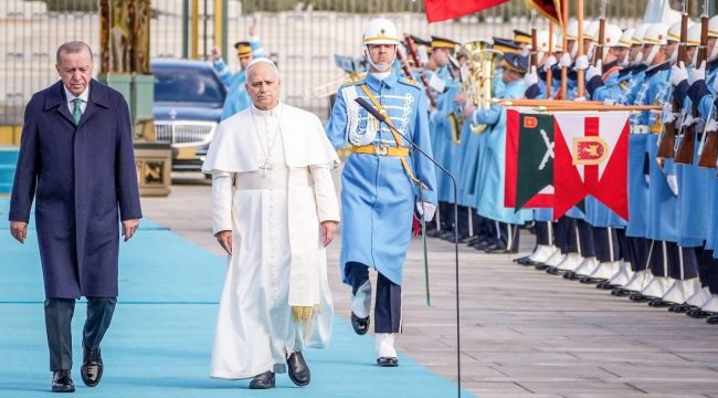 Папа Римский в Турции: встреча с Эрдоганом под грохот орудийных залпов