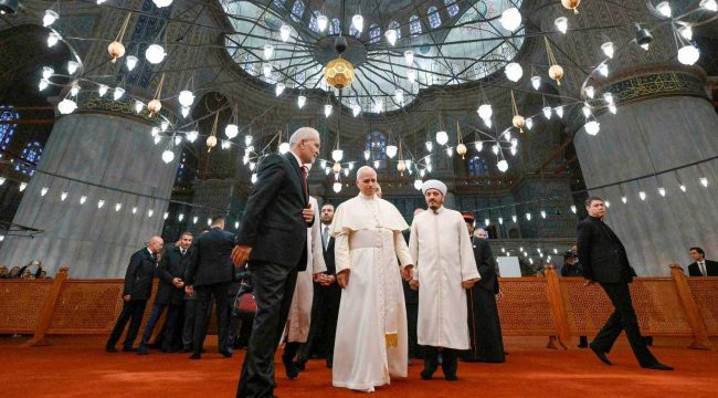 Папа Лев XIV в Стамбуле не стал молиться в Голубой мечети, в отличие от своих предшественников