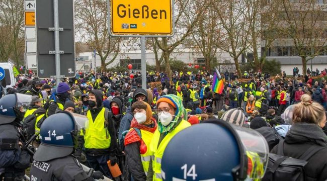 Тысячи протестующих против молодежного крыла АдГ: в демонстрациях участвуют религиозные группы