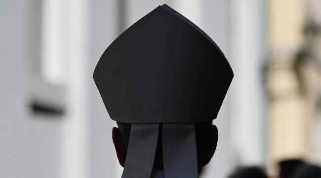 Ватикан возбудил расследование и ввёл санкции в отношении бывшего епископа Вердюна
