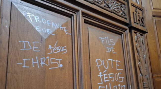 Очередной акт вандализма во Франции: осквернена дверь церкви Святого Сердца в Лурде