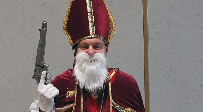Вооруженный святой Николай в австрийской рекламе вызвал волну возмущения