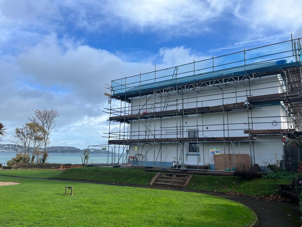 YMCA помогает бездомным молодым людям получить новое жилье в Торбее