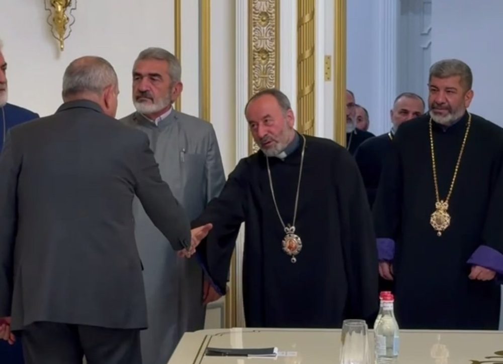 Раскол в Армянской церкви: 13 епископов выступили против католикоса Гарегина II при поддержке Пашиняна