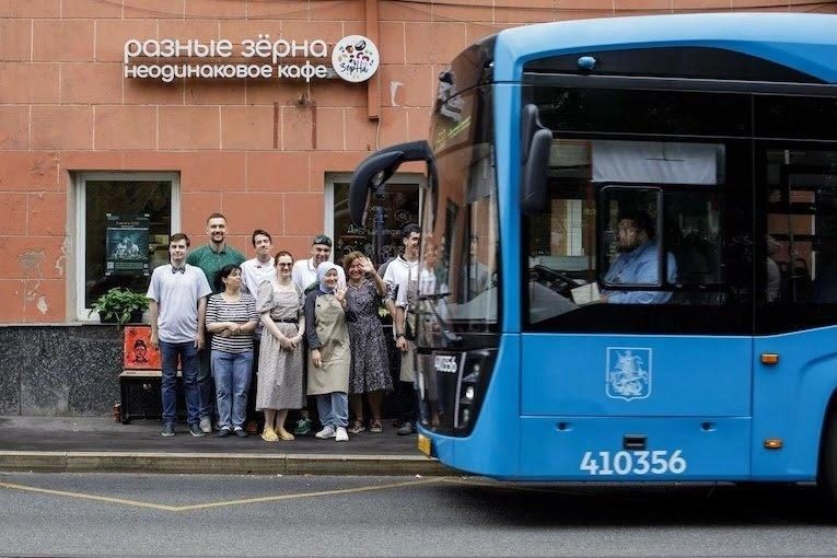 АДРА поддержала инклюзивное кафе «Разные Зёрна», где трудятся люди с ментальными особенностями