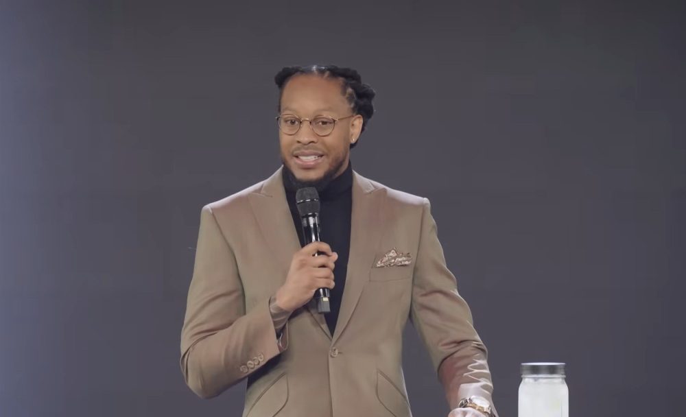 Самопровозглашённый 'пророк' Лови Элиас обвиняется в сексуальном насилии и домогательствах