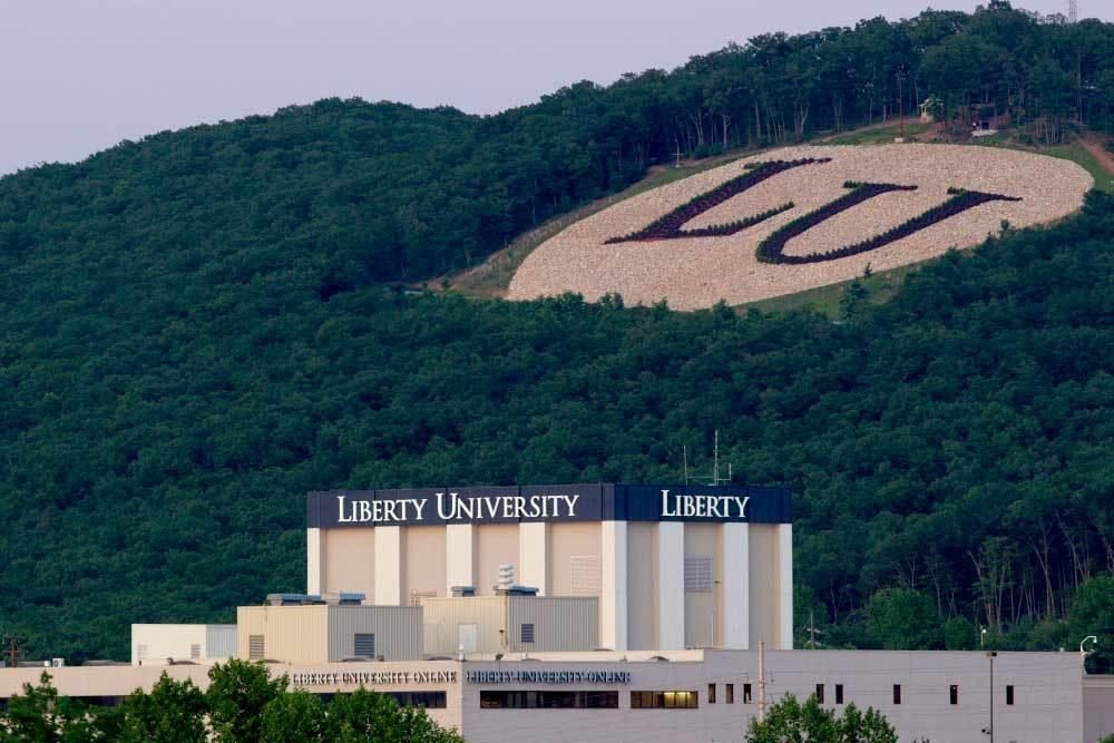 Неделя в истории христианства: Чарли Кирк основал центр в Liberty University и подписание Первого ковенанта Шотландии