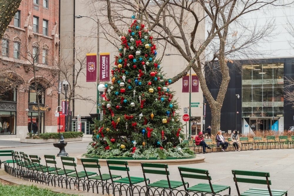 Чикаго в праздничный сезон: праздничное настроение в тени преступности