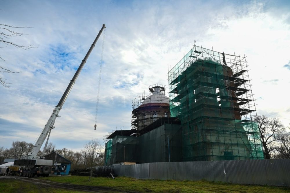 Воссоздание святыни: митрополит Александр освятил крест и купол Покровского храма в приграничной Селечне