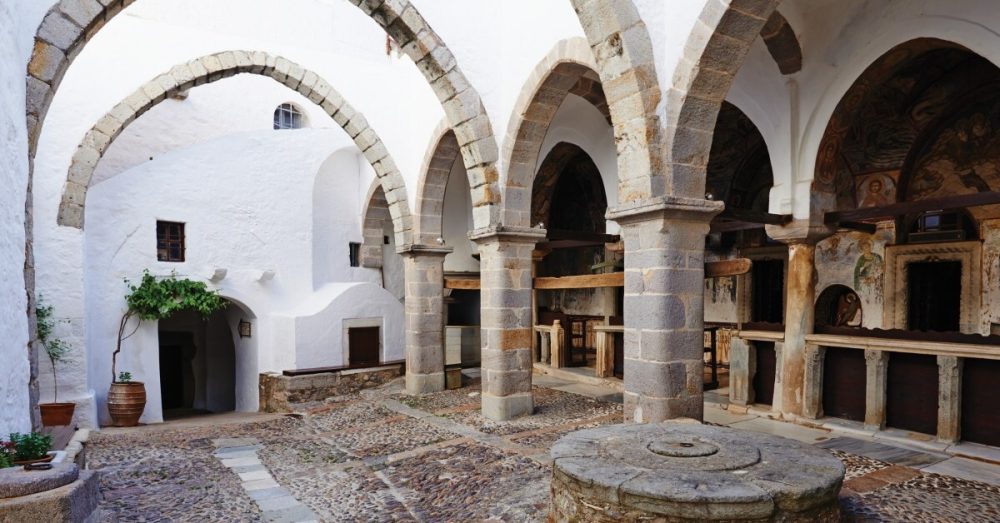 Архитектура Откровения: как Патмос создает тишину для слышания Бога