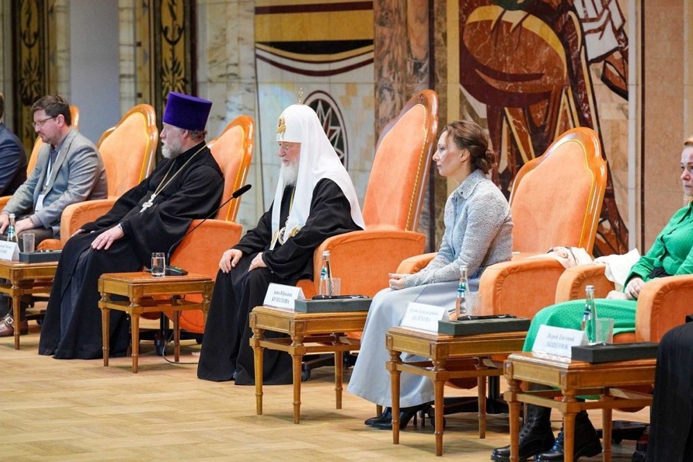 Патриарх Кирилл призвал все храмы распространять телефон церковной горячей линии социальной помощи