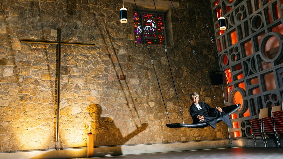 Качели в церкви: свободно и беззаботно — так близко к небу