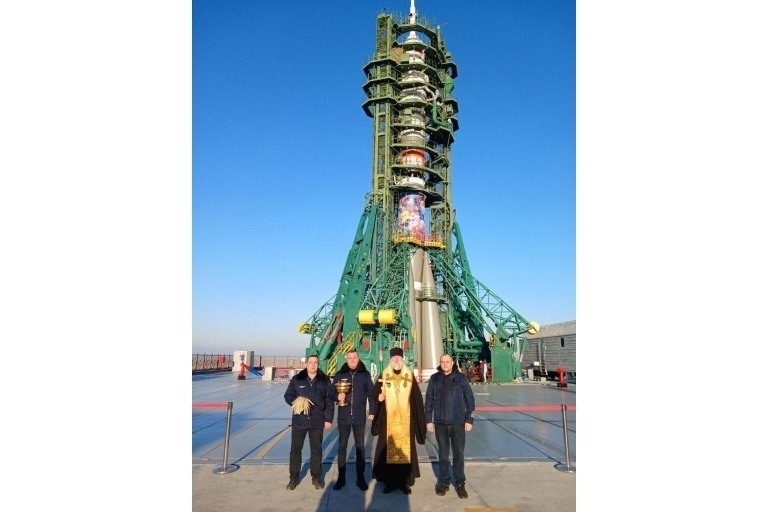 Детские рисунки и молебен: «Союз МС-28» освятили на Байконуре перед историческим запуском